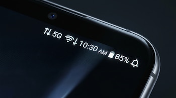 Primer plano de la barra superior de un smartphone Android. Se ven los iconos de datos móviles 5G, Wi-Fi, hora (10:30 AM), batería al 85% y la campana de notificaciones.