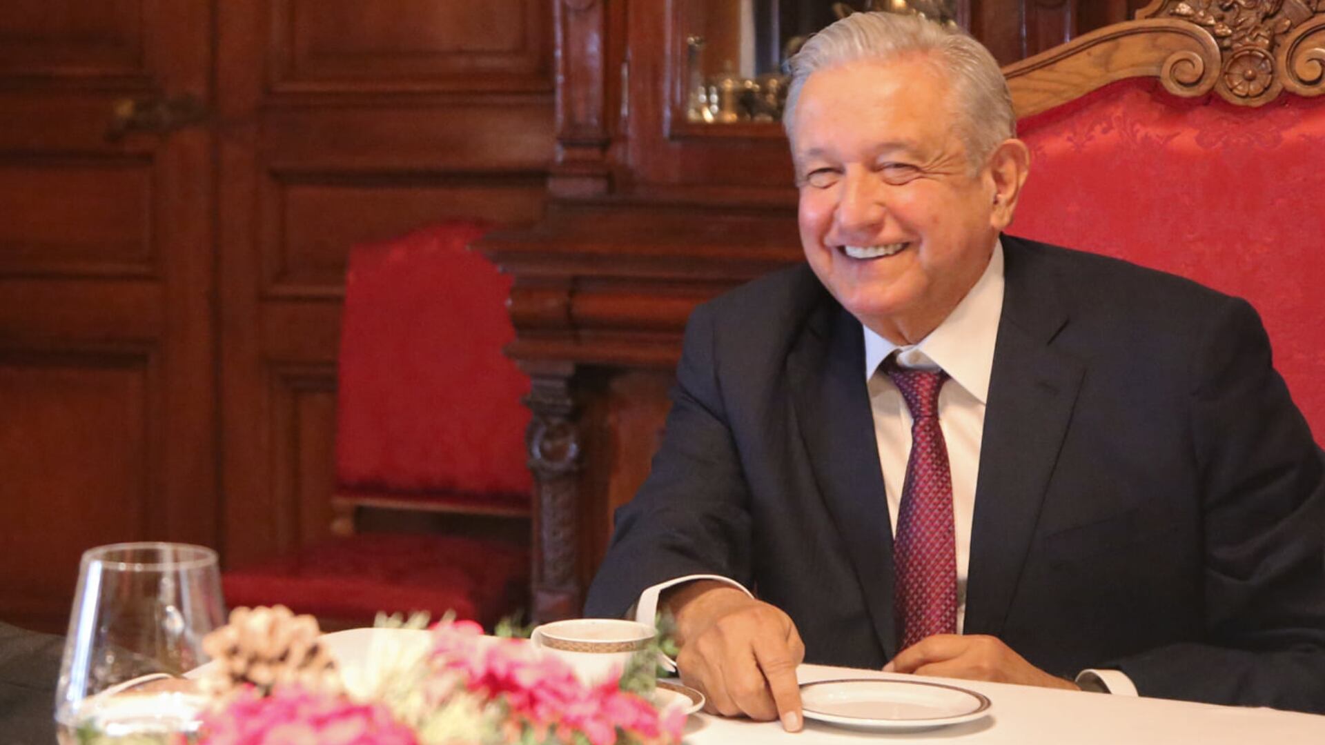 AMLO comiendo en Palacio Nacional
