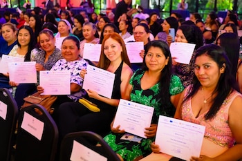 El concurso de capital semilla dirigido a mujeres emprendedoras busca fortalecer proyectos productivos y su sostenibilidad local. (Cortesía: Secretaría de Prensa de la Presidencia)