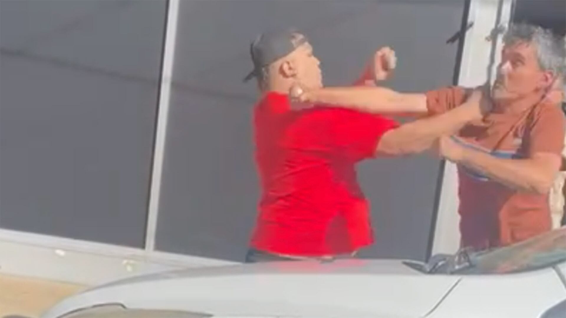 Romero Avendaño y Bebote Álvarez a los golpes en plena calle