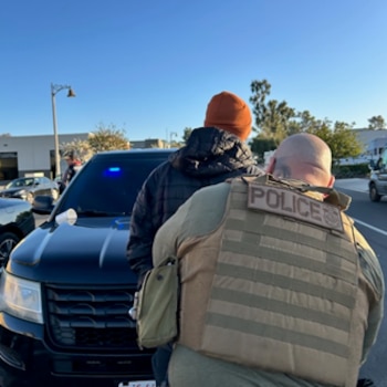 Un agente federal arresta a