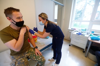 Un militar de Letonia recibe