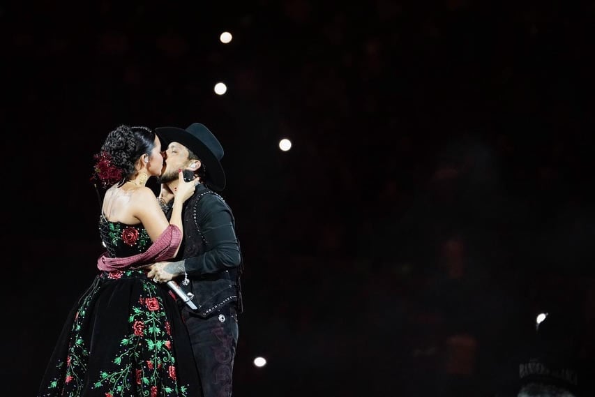 Nodal mantiene una temporada activa en el circuito ferial mexicano. En abril logró un sold out en el Palenque de la Feria Nacional de San Marcos, en Aguascalientes, y su próxima fecha confirmada es el 21 de noviembre en la Feria Internacional de Yucatán Xmatkuil, en Mérida, donde compartirá cartel con Carín León y Marco Antonio Solís (IG /lamexicomonumental)