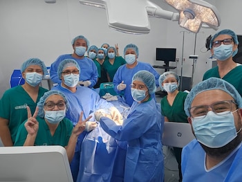 El cuerpo médico del Hospital Rosales realizó las primeras intervenciones complejas y de emergencia durante la madrugada posterior a la apertura del complejo (Cortesía Alexia Rivas).