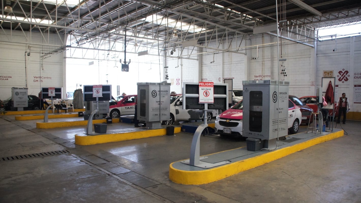 La verificación vehicular es un proceso obligatorio que consiste en la revisión de los niveles de emisiones contaminantes que generan los automóviles. Foto: Sedema