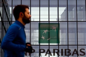 FOTO DE ARCHIVO: Un hombre camina frente al logotipo de BNP Paribas en el edificio del banco en Issy-les-Moulineaux, Francia
REUTERS/Gonzalo Fuentes