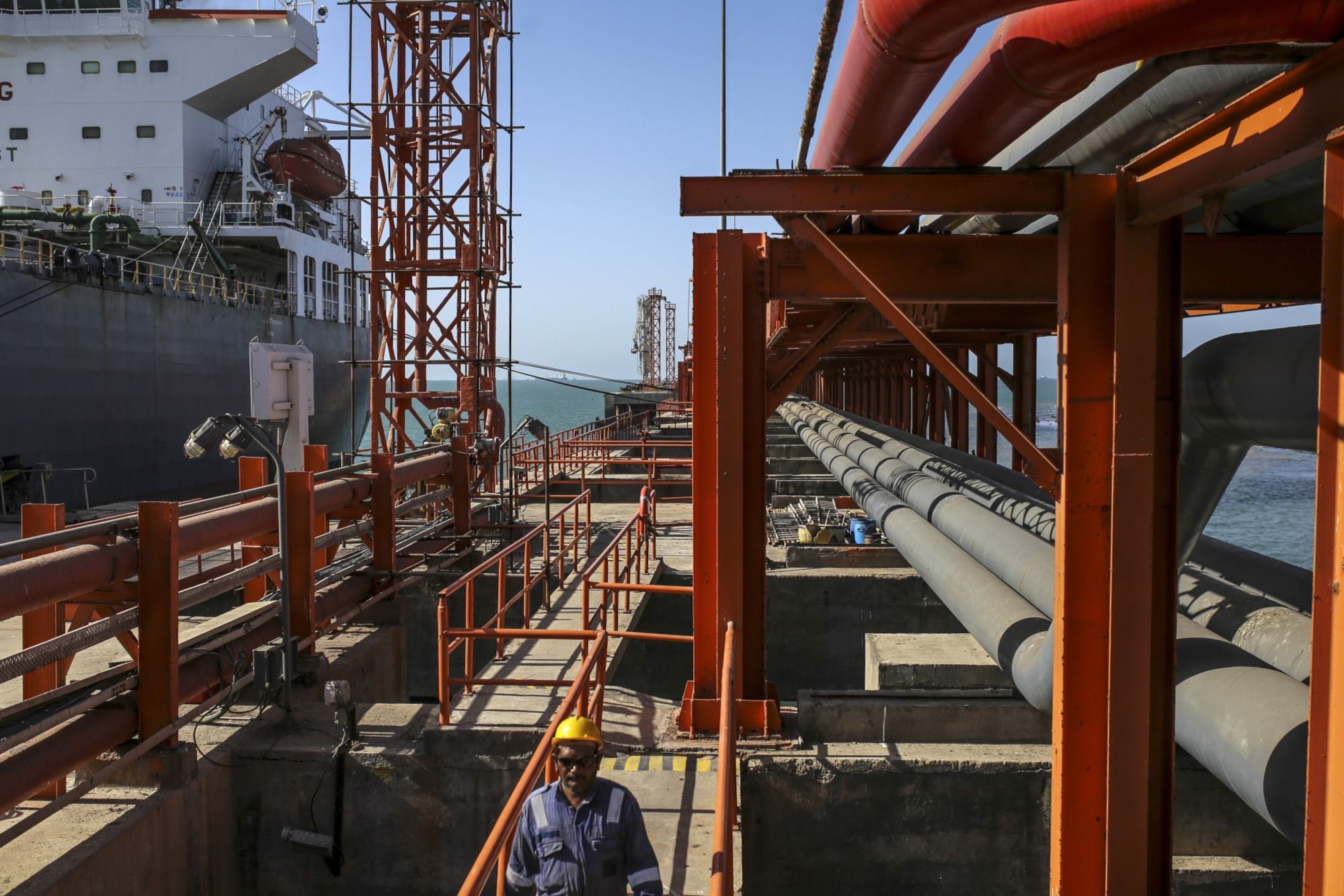 India endurece su política energética y pone límites a refinerías para proteger el suministro de gas