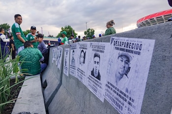 CIUDAD DE MÉXICO, 28MARZO2026.- Diversos colectivos de personas desaparecidas protestaron horas antes de la reinauguración del estadio Banorte.
FOTO: ROGELIO MORALES/ ESPECIALES/CUARTOSCURO.COM