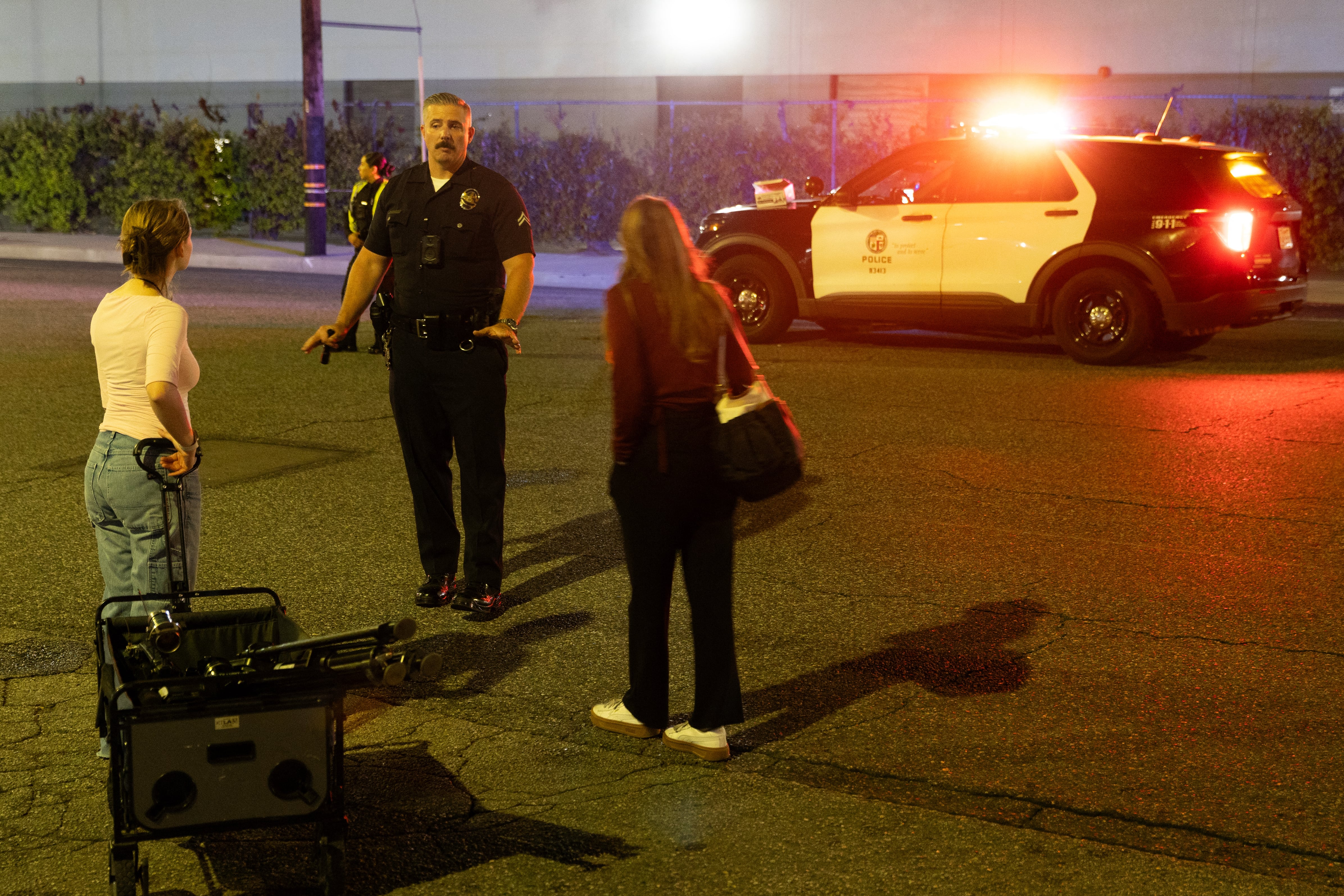 Un agente de la Policía de Los Ángeles habla con periodistas cerca del lugar del suceso tras el accidente de un helicóptero de noticias en Chatsworth, un barrio residencial de Los Ángeles, California, el 15 de septiembre de 2026 (Blake Fagan/AFP)