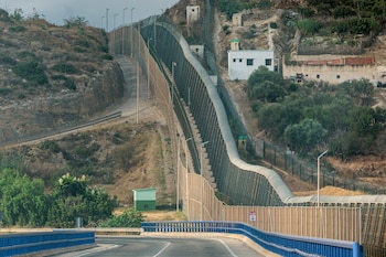 Vista de este domingo de la valla fronteriza de España con Marruecos en Melilla. EFE/ Giner