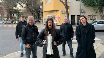 Antonia Bengoechea junto al elenco de Maldita: a la izquierda están Vando Villamil y Félix Santamaría, a la derecha, el director Indio Romero y el director asociado Sebastián Vigo (Instagram)