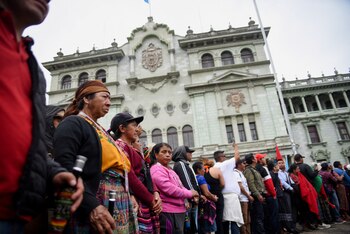 Una multitud asiste a una