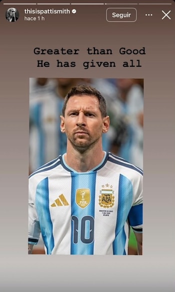 Primer plano de Lionel Messi con camiseta de la selección argentina, dorsal 10, emblema FIFA y escudo AFA. Fondo borroso con otros jugadores