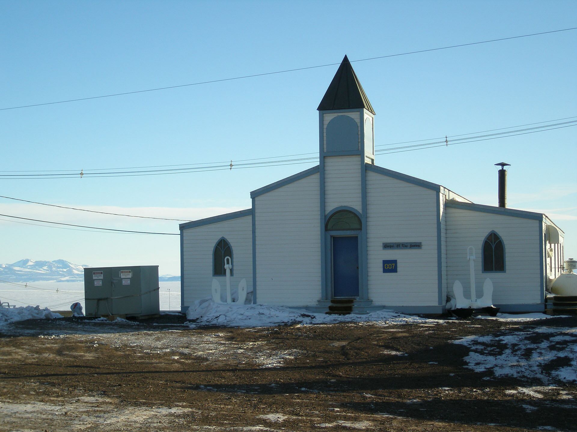 Capilla de las Nieves (Chapel of the Snows), situada en la Estación McMurdo, la base más grande del continente, operada por Estados Unidos (Wikipedia)