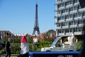 El Papa León XIV, seguido por el Director General Khaled El-Enany, abandona la sede de la UNESCO el viernes 25 de septiembre de 2026 en París. (Foto AP/Gregorio Borgia)