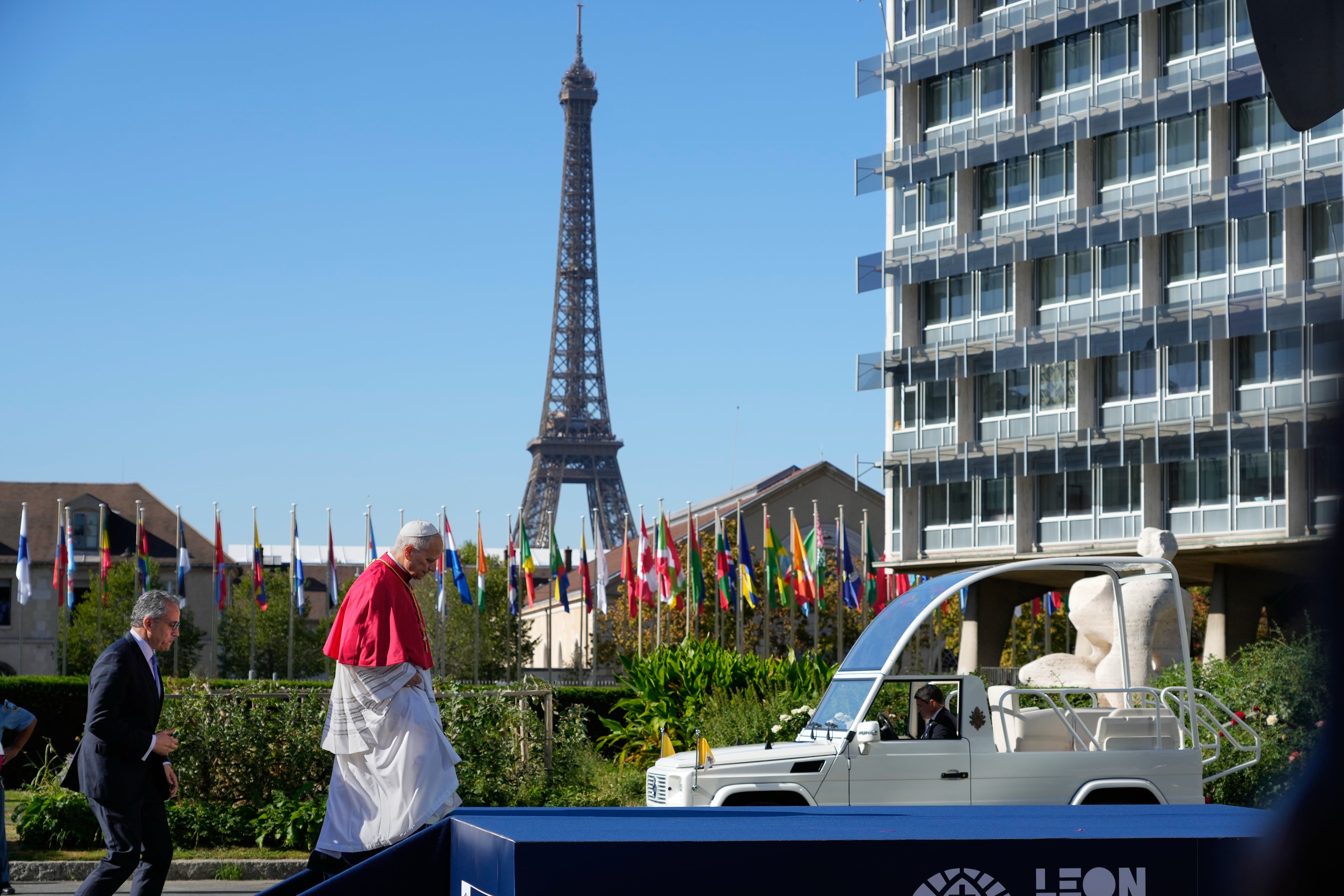 El Papa León XIV, seguido por el Director General Khaled El-Enany, abandona la sede de la UNESCO el viernes 25 de septiembre de 2026 en París. (Foto AP/Gregorio Borgia)