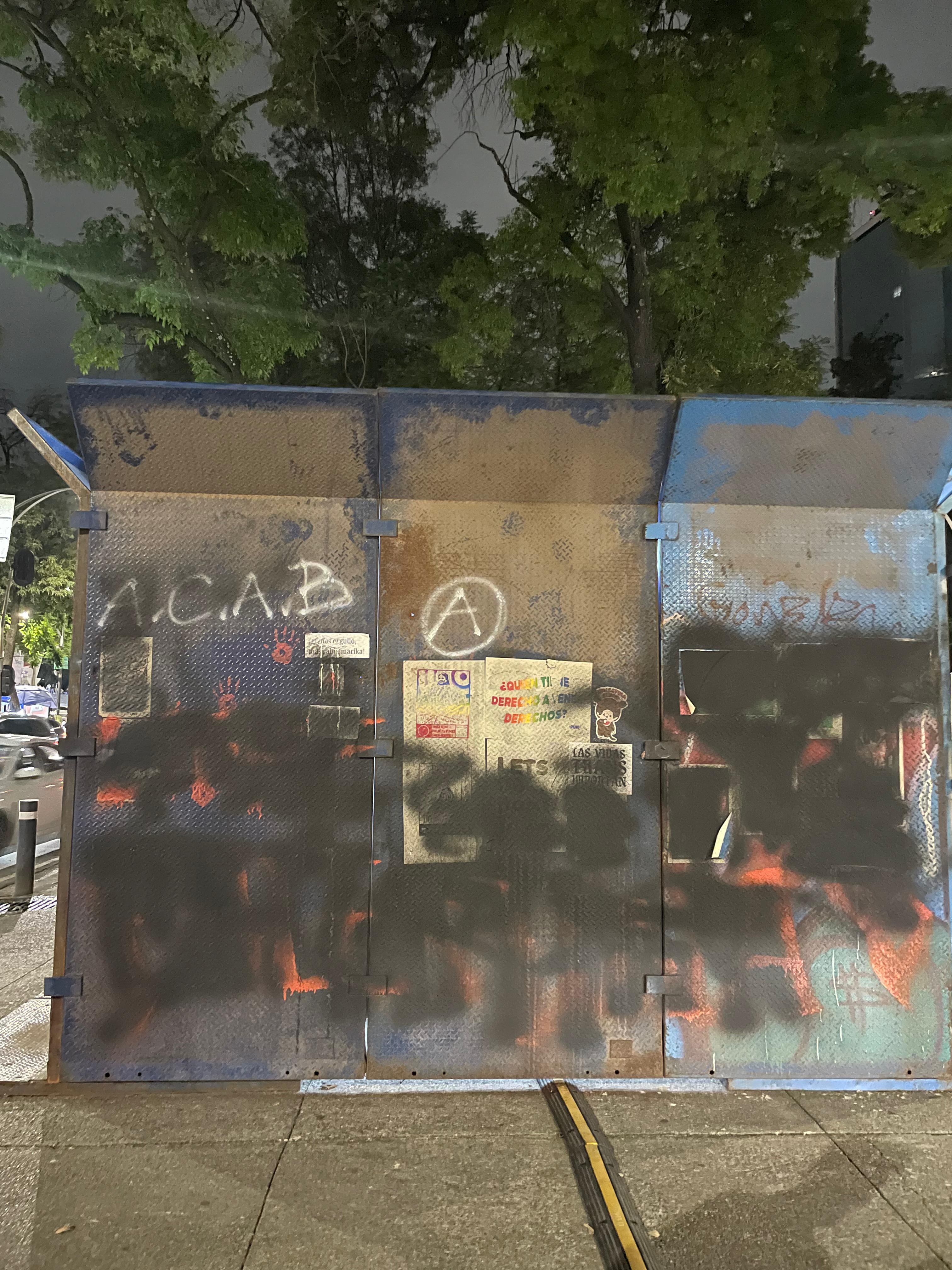 Debido a actos vandálicos, el reloj de la cuenta regresiva para el Mundial, tuvo que tener vallas de protección. (Infobae México)