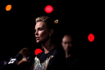Charlize Theron: "Debemos enseñar a nuestras hijas que son de gran valor"