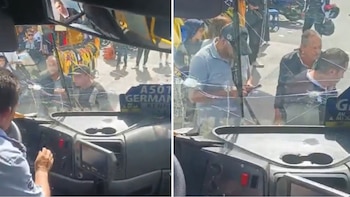 Un bus zonal de TransMilenio rozó un carro presuntamente estacionado en un sitio prohibido en San Andresito de la 38, en Puente Aranda, Bogotá - crédito Captura video