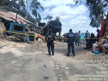 La situación ha generado preocupación entre los familiares de los trabajadores y habitantes del sector, que permanecen a la espera de noticias sobre su rescate - crédito Bomberos