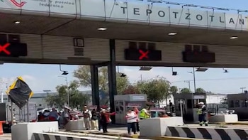 Habitantes de la colonia ‘Cuarta Transformación’ se manifestan en caseta de Tepotzotlán: exigen avance de investigaciones por destrucción de viviendas en Edomex