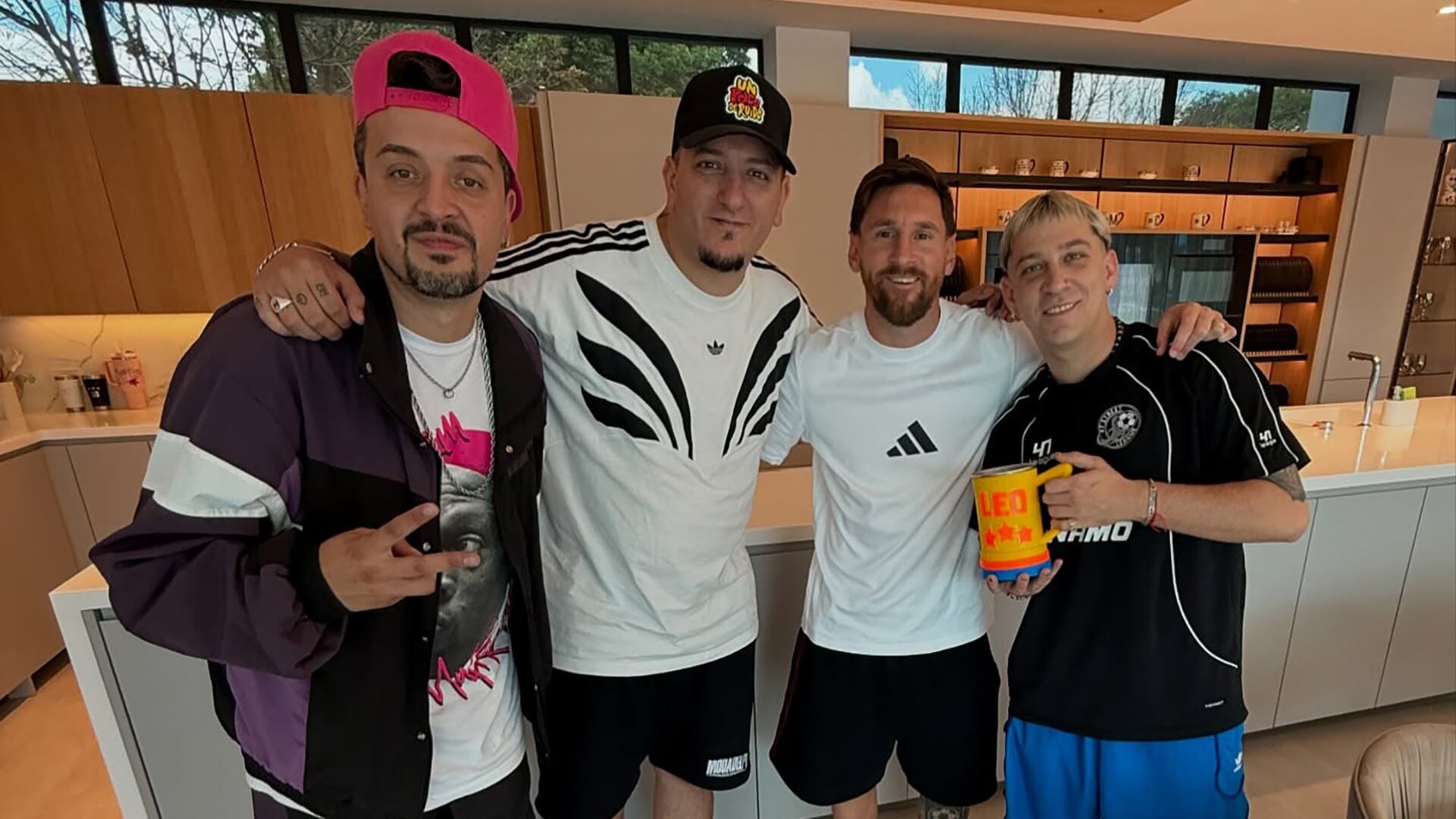 Los integrantes de Un poco de ruido, quienes posan con Lionel Messi, fueron de los artistas más escuchados en Argentina (Fuente)