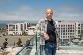 Nathan Williams, en la foto, y su esposo se mudaron de un apartamento de dos habitaciones en la ciudad a Treasure Island, donde pagan unos 2000 dólares menos al mes de alquiler