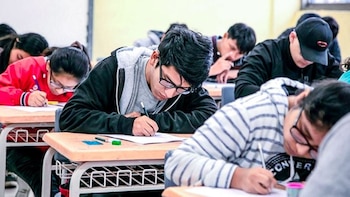 Jóvenes de distintas partes del