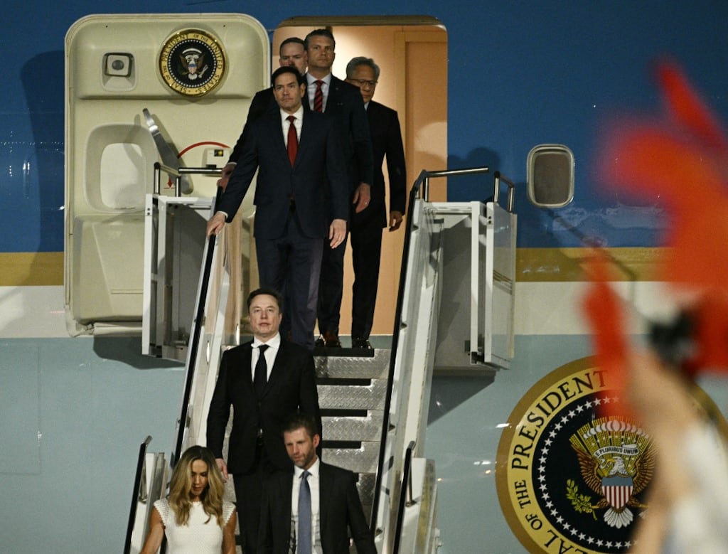 Donald Trump aterriza en Beijing rodeado de autoridades políticas y líderes empresariales clave para las relaciones entre Estados Unidos y China.