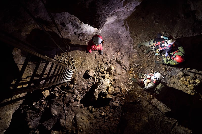 Los investigadores arqueológicos en el yacimiento de La Garma en una cueva cántabra (Universidad de Cantabria)