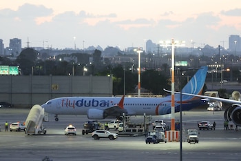 El avión de Flydubai en el que se registró el incidente estacionado en el aeropuerto de Tel Aviv el 30 de septiembre. EFE/EPA/ABIR SULTAN