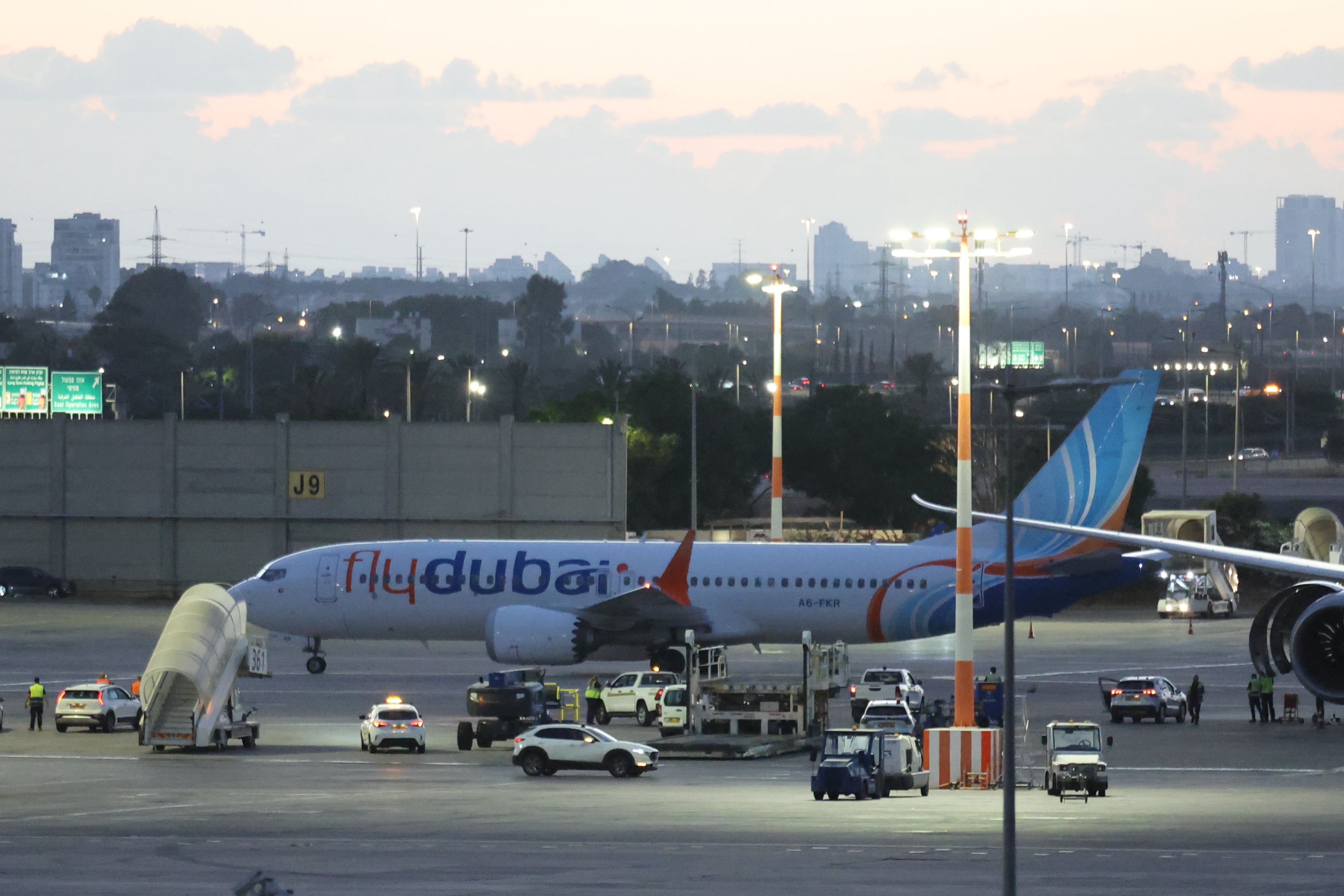 El avión de Flydubai en el que se registró el incidente estacionado en el aeropuerto de Tel Aviv el 30 de septiembre. EFE/EPA/ABIR SULTAN