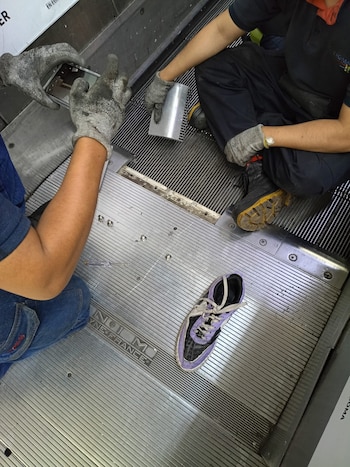 Un tenis atorado en una escalera eléctrica de la estación Constituyentes movilizó al personal técnico de la Línea 7 del Metro. (X/ @MetroCDMX)