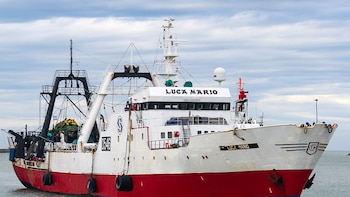 Desesperada búsqueda de un marinero que cayó al mar en medio de un fuerte temporal frente a Santa Cruz
