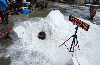 Soportó más de dos horas en contacto directo con nieve y consiguió un récord mundial