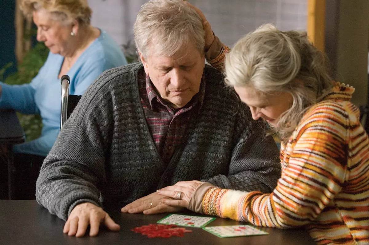 Una campaña recupera expresiones del cine, la poesía, el teatro y la música para promover otro enfoque del deterioro cognitivo (Foto: escena de la película Lejos de ella)