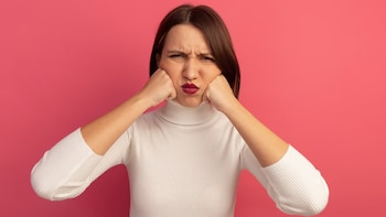 En redes sociales, el término “cara de cortisol” describe un rostro hinchado por altos niveles de estrés (Freepik)