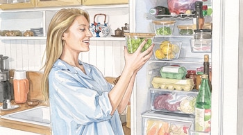 Ilustración en acuarela de una mujer rubia con camisa azul que sostiene un recipiente transparente frente a un refrigerador abierto.