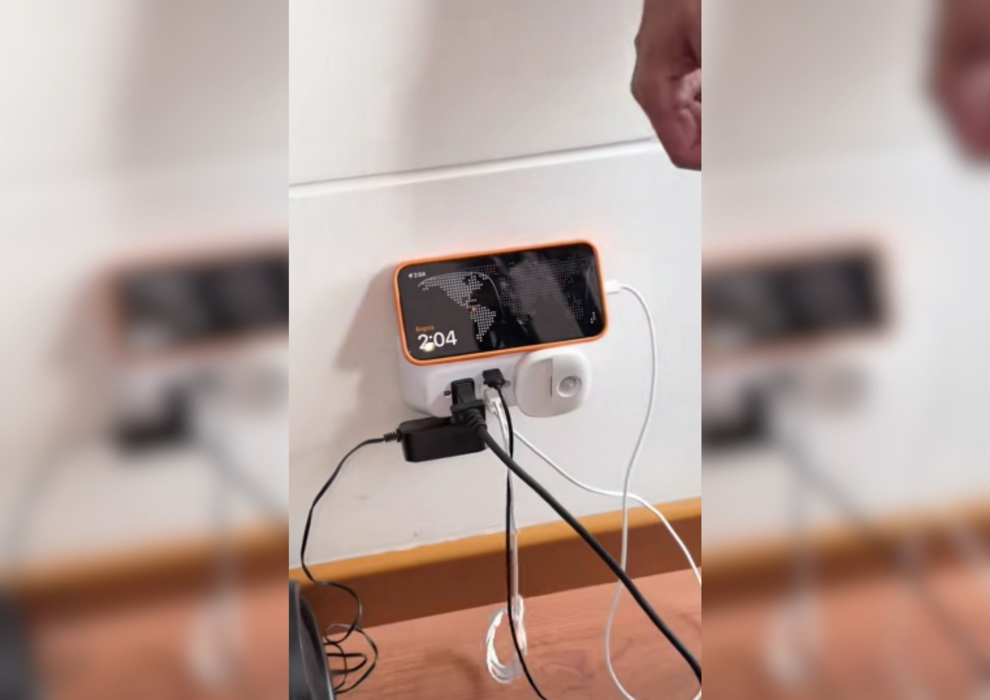 Muchos dispositivos conectados a uno de los nuevos enchufes (Composición fotográfica)