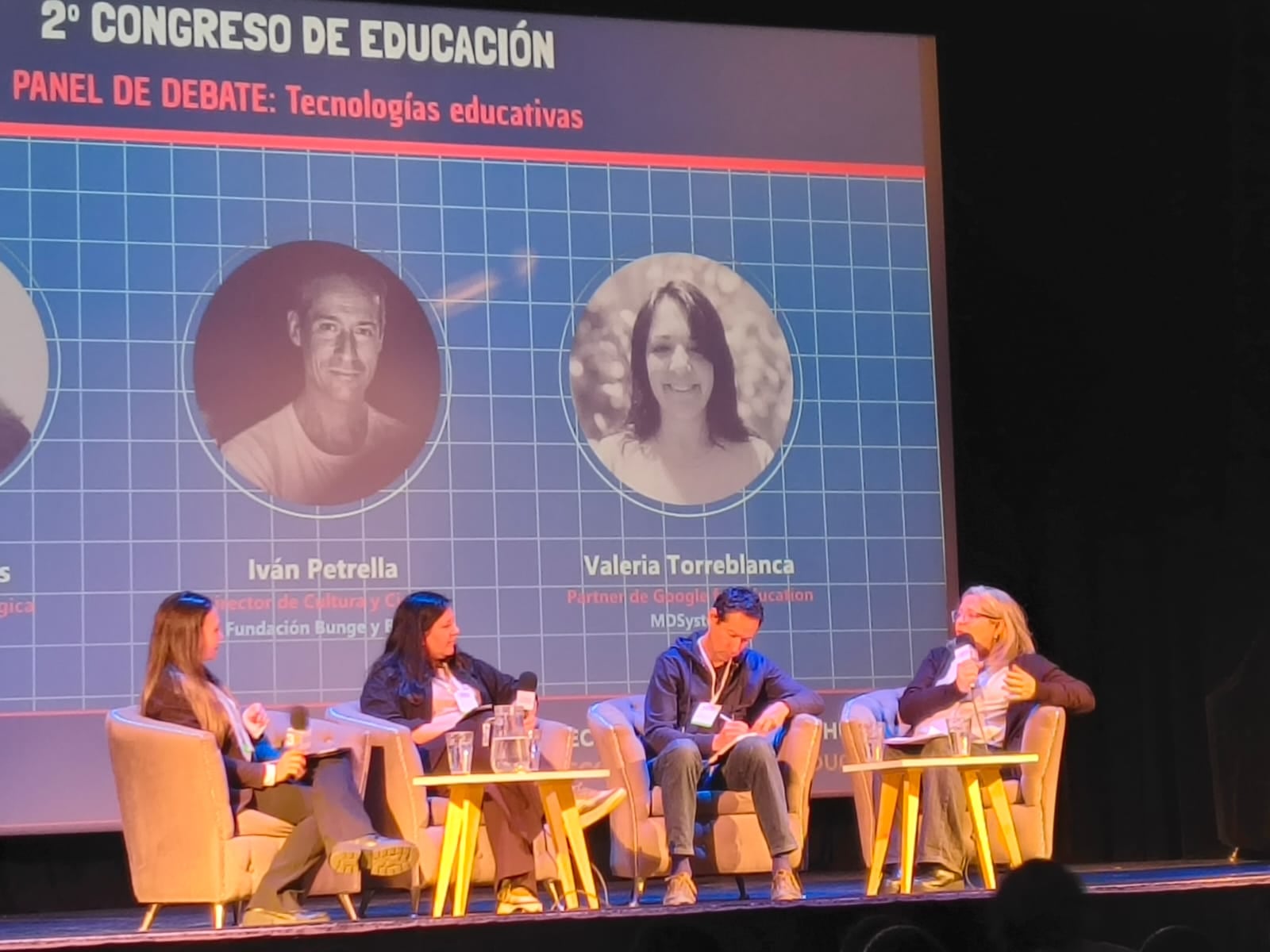 Un apanel de debate sobre tecnología educativa en el que participó Dolores Fleitas