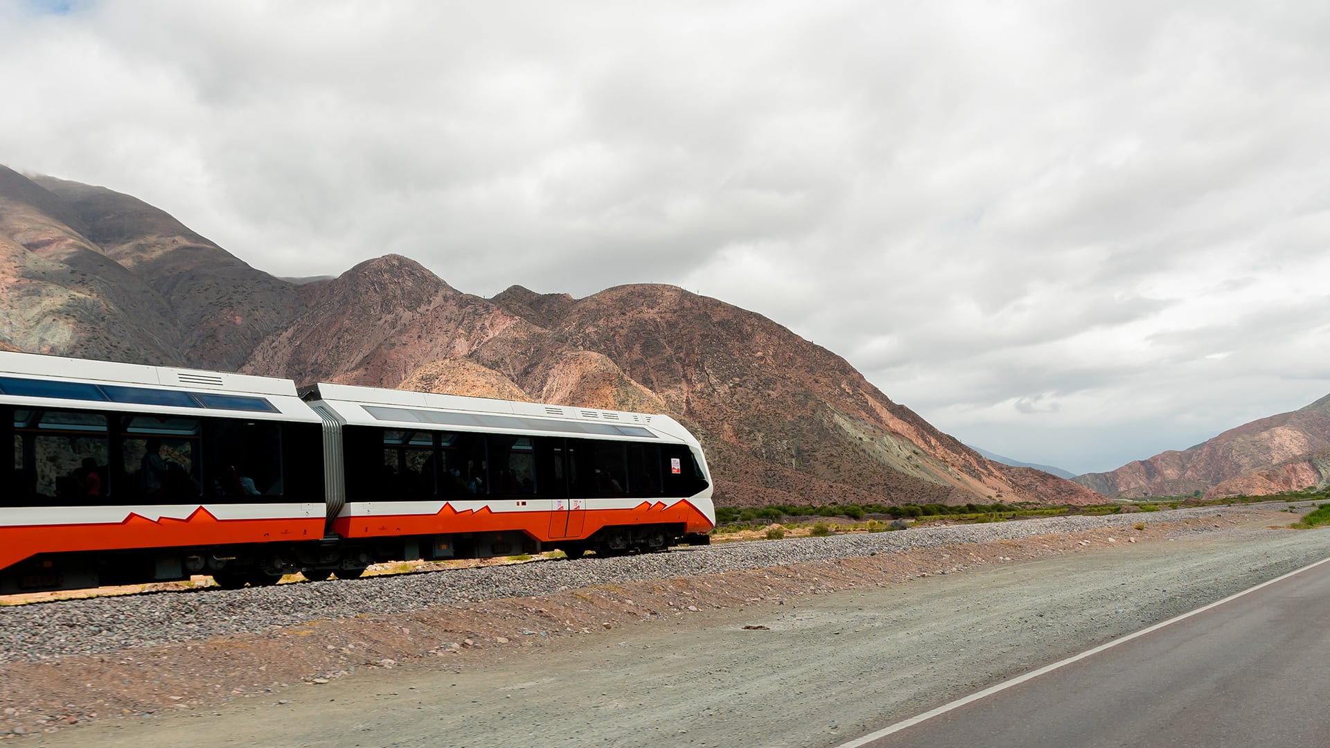 Los vagones de vidrio panorámico del Tren Solar permiten ver la Quebrada de Humahuaca —Patrimonio de la Humanidad— desde adentro