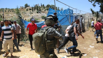 El padre del bebé palestino Sam Abu Haikal denuncia que el Ejército israelí asesinó al niño a sangre fría