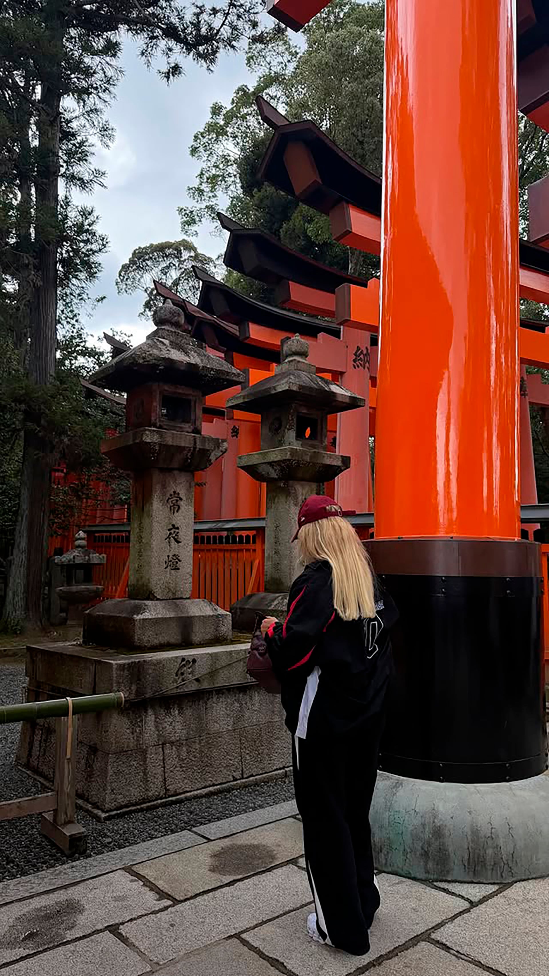 La empresaria en una de las entradas del camino de los Torii