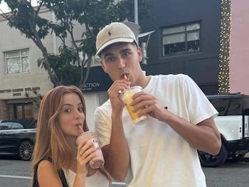Pau Cubarsí y su pareja celebrando después del partido de octavos
