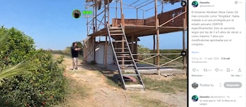 Un hombre al aire libre apunta con un rifle hacia arriba cerca de una estructura de madera, junto a una publicación en redes sociales