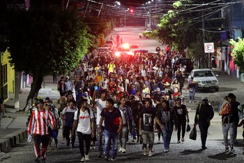 Migrantes salen en caravana hacia