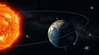 Ilustración de la Tierra inclinada en su órbita alrededor del Sol brillante, sobre un fondo de espacio oscuro con estrellas y galaxias.