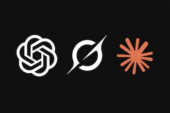 Tres emblemas geométricos, dos de color blanco y uno anaranjado, dispuestos en fila sobre un fondo negro.