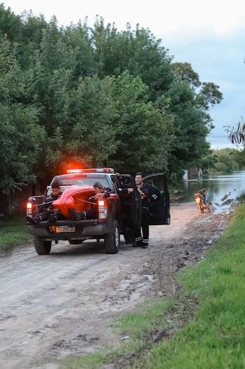Equipos de Defensa Civil y