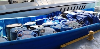 En la embarcación fueron localizados 84 sacos con aproximadamente 30 paquetes cada uno de aparente cocaína, cuyo peso y composición serán confirmados por la Policía de Control de Drogas. Crédito: MSP